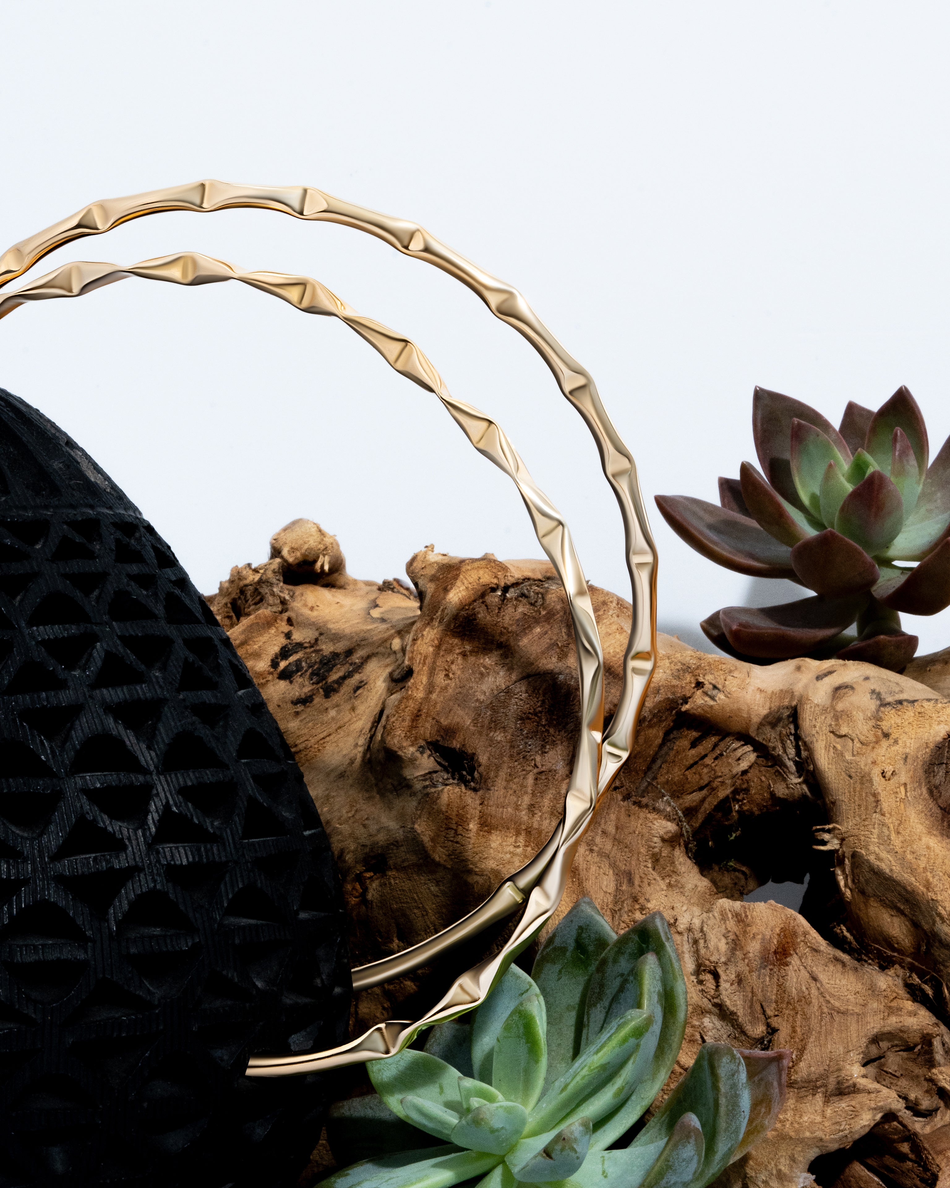 Gold geometric choker necklace with structured design and 4mm thickness