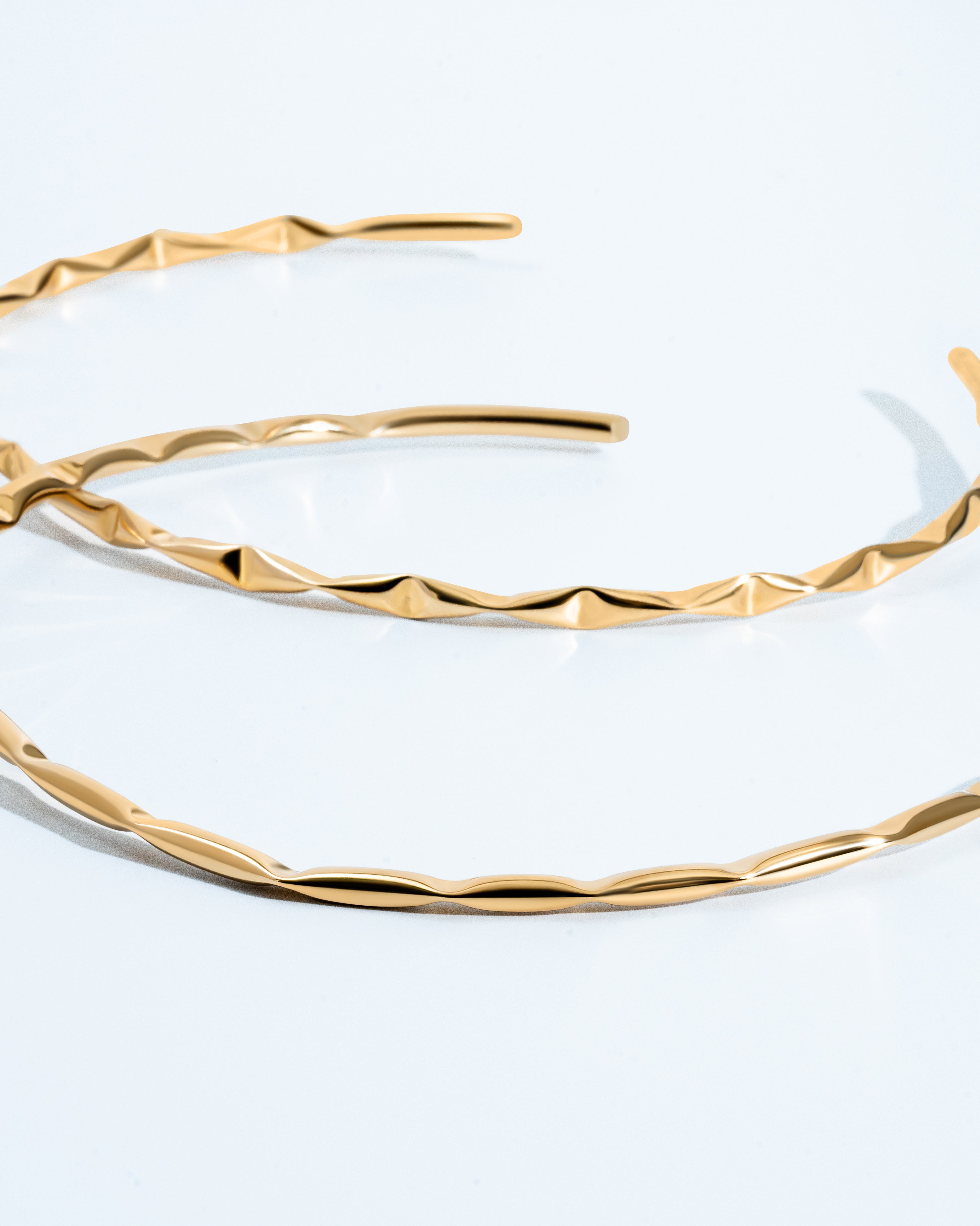 Gold geometric choker necklace with structured design and 4mm thickness