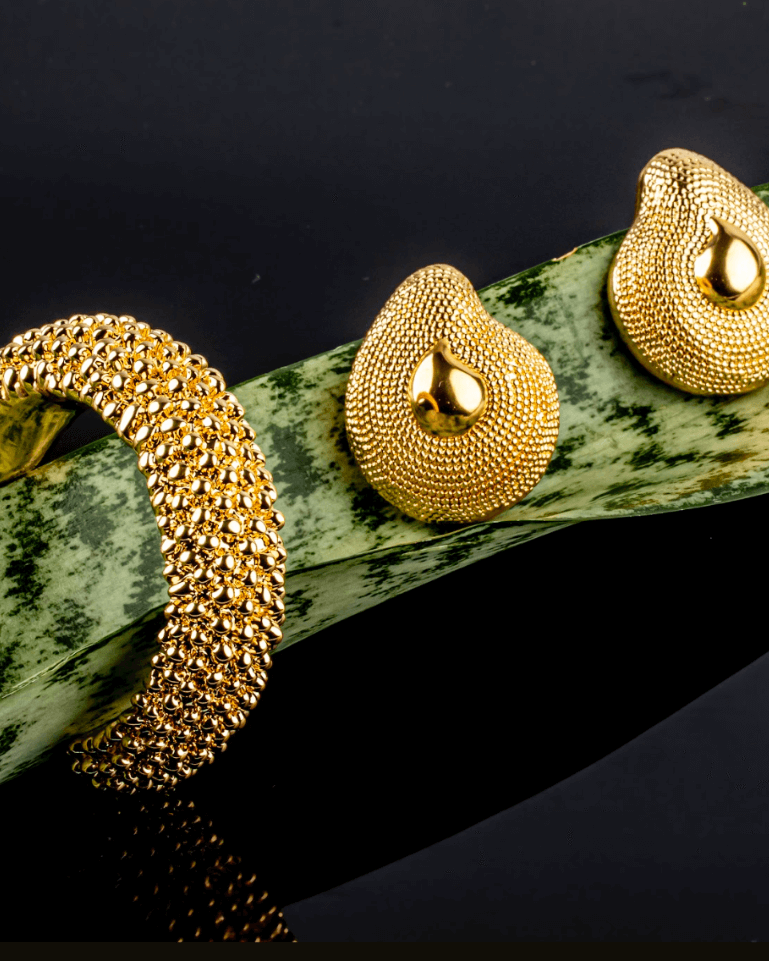 Gold plated medium width bracelet with smooth polished surface and structured design, 18mm