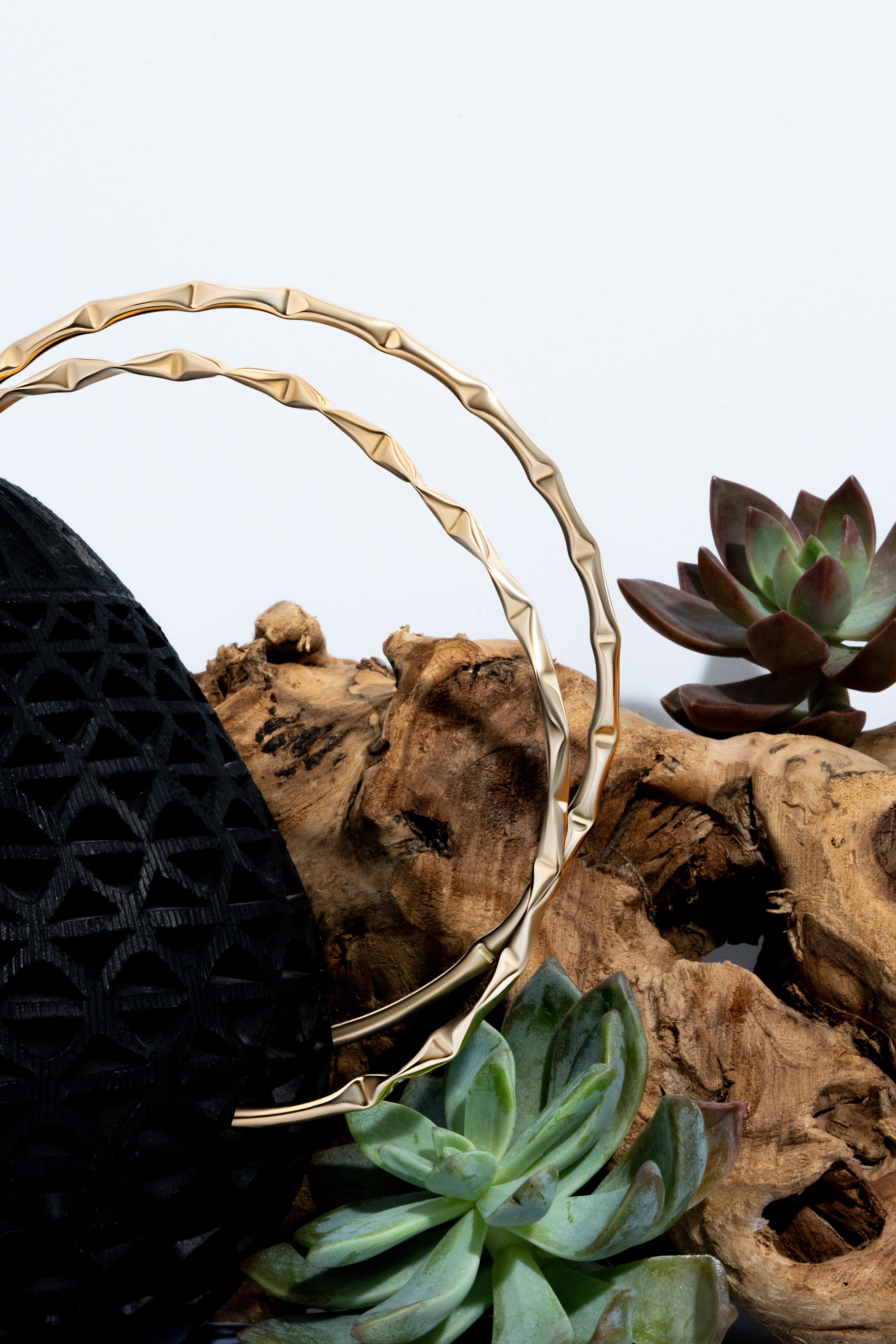 Gold geometric choker necklace with structured design and 4mm thickness