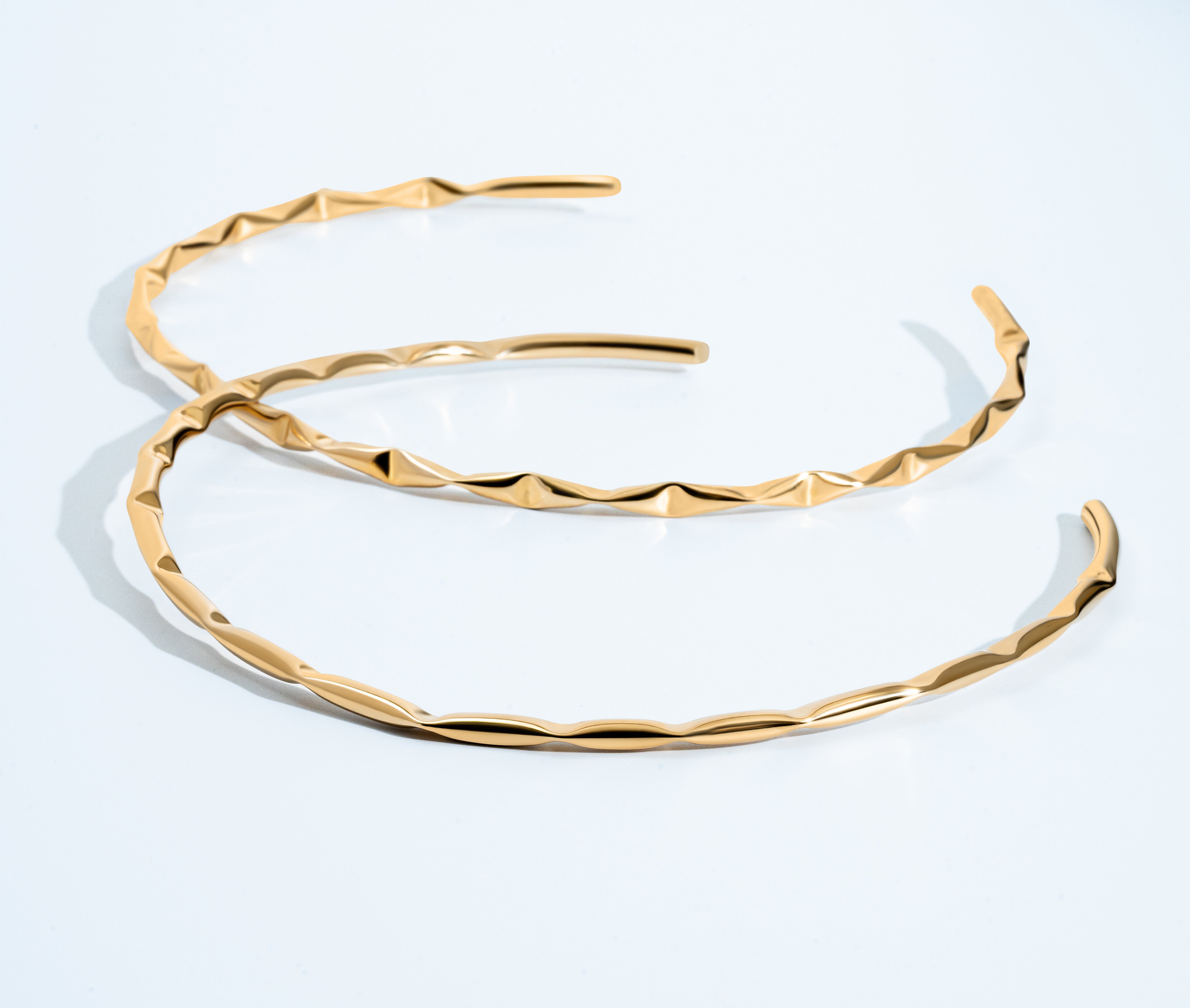 Gold geometric choker necklace with structured design and 4mm thickness